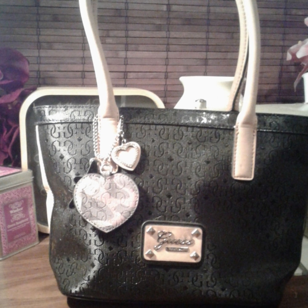 Patent Leather Guess Purse : measurements 13x8